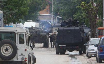 Συγκρούσεις αστυνομίας και ατάκτων σε αστικό περιβάλλον στο Κουμάνοβο