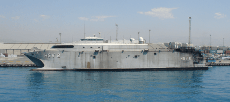Μεταγωγικό πλοίο των ΗΑΕ καταστράφηκε από πύραυλο των Houthi στην Ερυθρά θάλασσα (Video)