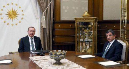 Νταβούτογλου: Να δηλώσει ο Ερντογάν και η οικογένειά του τα περιουσιακά τους στοιχεία – Οι σύμμαχοι που έγιναν αντίπαλοι