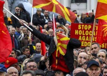 Σκόπια: Αγνόησε την υποχρέωση της χώρας της και επανέφερε πινακίδα “Δημοκρατία της Μακεδονίας”