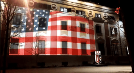 Αλβανία: Με τη σημαία των ΗΠΑ φωταγωγήθηκε το Δημαρχείο των Τιράνων