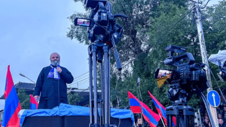 Αρμενία: Ο αρχιεπίσκοπος Γκαλστανιάν αποποιήθηκε τα ιερατικά καθήκοντά του για να διεκδικήσει την πρωθυπουργία