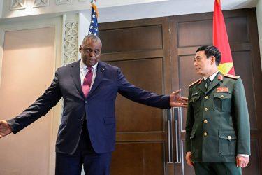 Κίνα-ΗΠΑ: Πρώτη από το 2022 συνάντηση των υπουργών Άμυνας των δύο χωρών