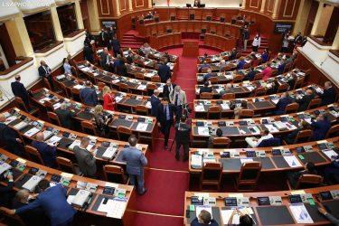 Το κοινοβούλιο της Αλβανίας καλεί την Ελλάδα να καταργήσει την εμπόλεμη κατάσταση μεταξύ των δύο χωρών 